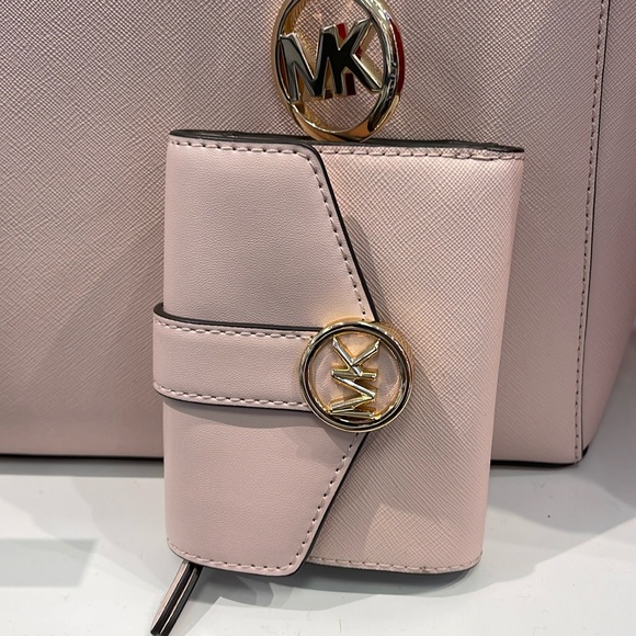 MICHAEL KORS
Carmen Medium Faux Leather Wallet
Powder Blush 
NWT - Picture 14 of 16